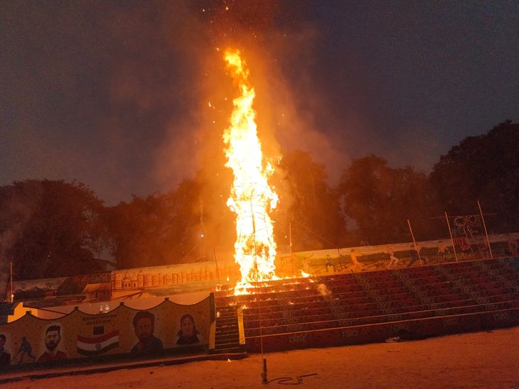 एक लाख से ज्यादा लोगों ने देखा रावण वध:45 फीट रावण, 40 फीट मेघनाथ का दहन, किला मैदान मोबाइल की रोशनी से जगमगाया