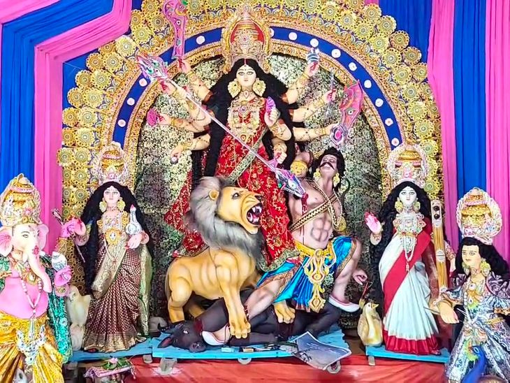 चतरा का बंगाली परिवार; दुर्गापूजा में निभा रहा परंपरा:भागलपुर से आती है मां दुर्गा की प्रतिमा, गयाजी से पहुंचते हैं पंडित; 77 साल की है परंपरा
