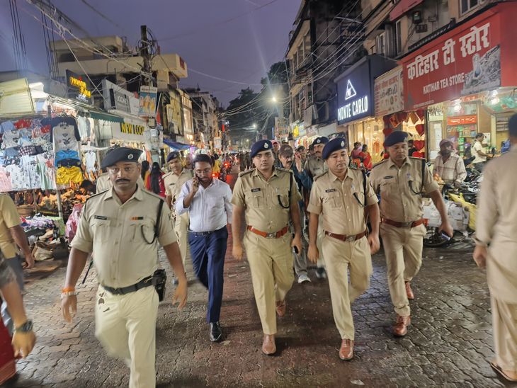 कटिहार पुलिस ने दुर्गा पूजा को लेकर फ्लैग मार्च निकाला:शहरी इलाकों में सुरक्षा का भरोसा दिलाया, शांतिपूर्ण पूजा की अपील