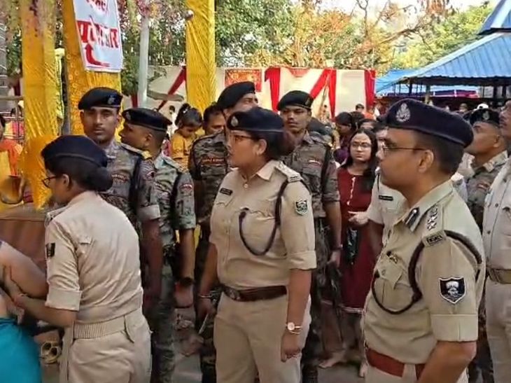 बेतिया- SP ने वृद्धाश्रम के बुजुर्गों को कराए दर्शन:अपनी गाड़ी से पूजा पंडालों में ले गए; हाथ थामकर पहुंचाया मंदिर, बुजुर्गों ने कहा-पहली बार आश्रम से निकले