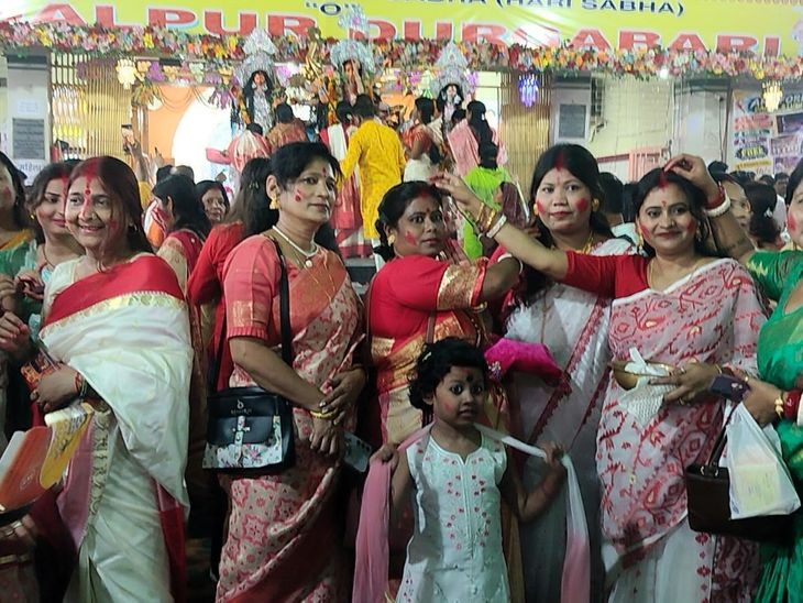 भागलपुर में विजयादशमी पर सिंदूर खेला:जयकारों के बीच मां दुर्गा को दी विदाई, भक्तों ने कहा-अगले बरस फिर आना मां!