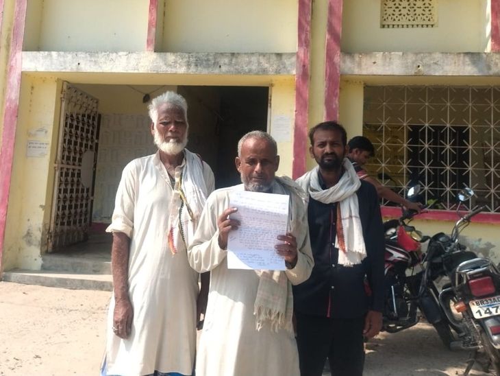 रिश्वत नहीं देने पर 50 गरीब परिवारों के नाम काटे:PM आवास स्कीम में धांधली का आरोप, ग्रामीणों ने BDO को सौंपा मेमोरैंडम