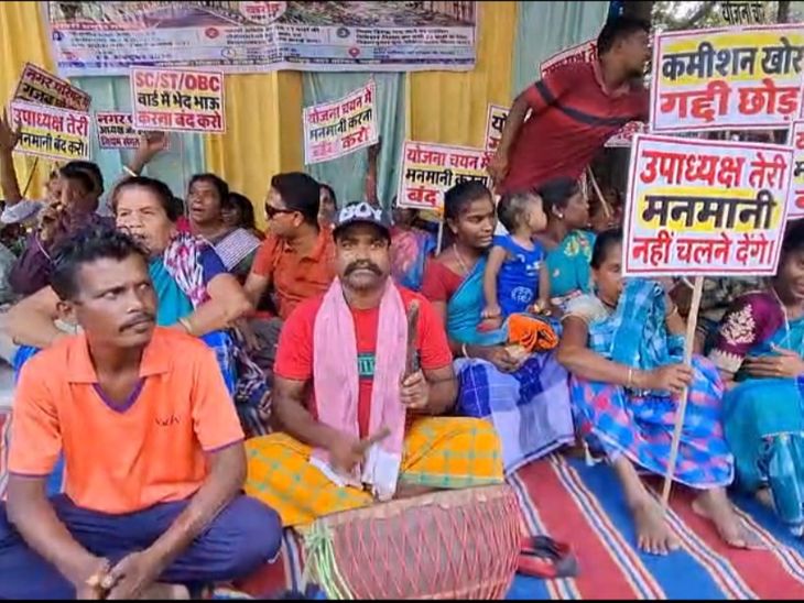 वार्ड पार्षदों ने नगर परिषद कार्यालय के सामने धरना दिया:सड़क योजना में गड़बड़ी का आरोप, अध्यक्ष-उपाध्यक्ष को बर्खास्त करने की मांग