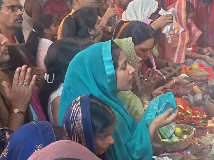 भागलपुर- महाअष्टमी पर सुहागिनें मां के दरबार पहुंचीं:खोइछा भरा, जयकारे लगाए; मां जगदंबे से मांगा सबके लिए मंगल आशीर्वाद
