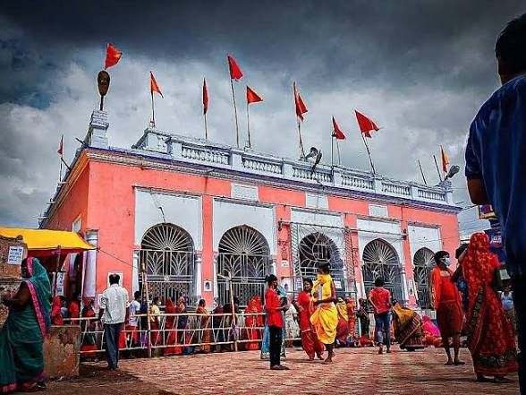 600 साल पुराने दुर्गा मंदिर में उमड़ा आस्था का सैलाब:महागामा में छरा और बेलभरनी की अनूठी परंपरा ने खींचा भक्तों का ध्यान