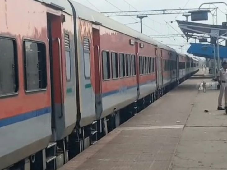 दुर्गा पूजा में रेल यात्रियों की बढ़ेगी परेशानी:बोकारो से चलने वाली कई ट्रेनें रद्द, 19 से 25 अक्टूबर तक आद्रा मंडल में रोलिंग ब्लॉक