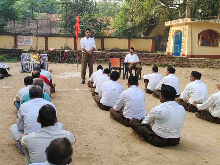 राष्ट्रीय स्वयंसेवक संघ ने नवादा में किया शस्त्र पूजन:गांधी इंटर विद्यालय में हुआ कार्यक्रम, समाज को संगठित करने पर दिया जोर