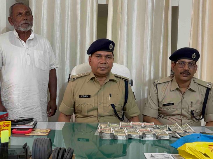 मोतिहारी में 4.95 लाख जाली नोट के साथ तस्कर गिरफ्तार:500 के दस बंडल बरामद , मुख्य आरोपी फरार; अंतरराष्ट्रीय कनेक्शन खंगाल रही पुलिस