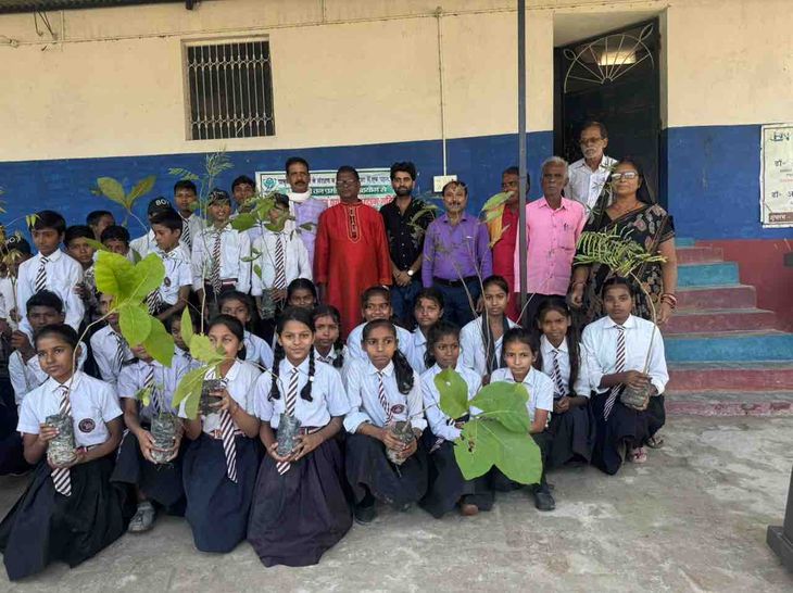 मोतिहारी के स्कूल में बच्चों ने लगाए पौधे:प्लास्टिक का कम इस्तेमाल करने की दी गई सीख, प्रकृति संरक्षण का महत्व बताया