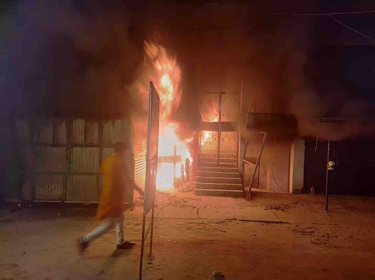 पिपरा बाजार में आग से 6 से ज्यादा दुकानें राख:मोतिहारी में इन्वर्टर की बैट्री फटने से लगी आग, लाखों का सामान जला