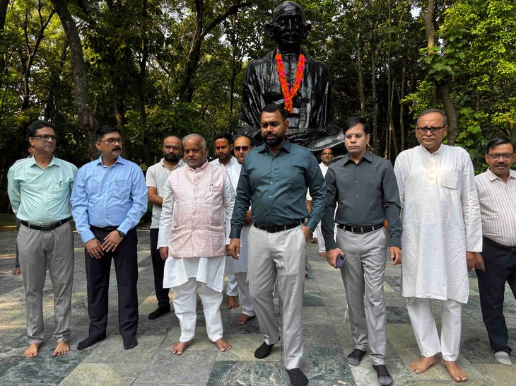 प्रभारी मंत्री श्रवण कुमार मोतिहारी पहुंचे, गांधी-शास्त्री को किया नमन:बोले- 'जय जवान, जय किसान' ने देश को नई दिशा दी, स्थानीय लोगों से भी मुलाकात
