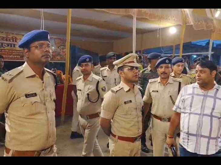 मोतिहारी- SP स्वर्ण प्रभात ने पूजा पंडालों का किया निरीक्षण:सुरक्षा और भीड़ प्रबंधन का लिया जायजा; हुड़दंग करने वालों पर कार्रवाई की चेतावनी