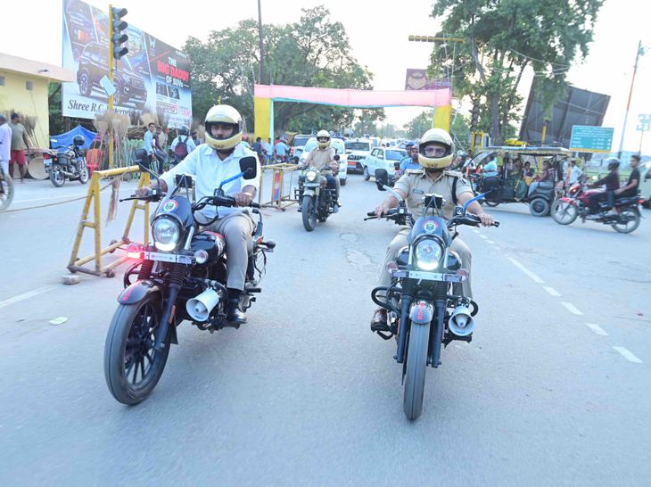दुर्गापूजा पर प्रशासन अलर्ट, DM-SP ने किया फ्लैग मार्च:DJ पर बैन, विसर्जन में हथियार ले जाने पर रोक; अफवाह फैलाने वालों पर नजर