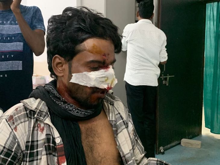 ई-रिक्शा की टक्कर से बाइक सवार घायल:असरगंज में हादसा, ई-रिक्शा चालक युवक को अस्पताल पहुंचाकर भागा
