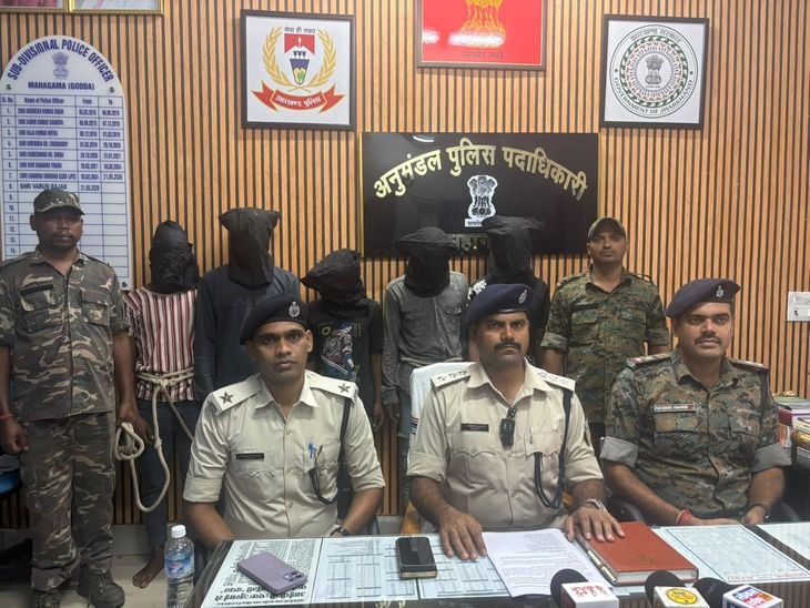 गोड्डा में नाबालिग से गैंगरेप के 5 आरोपी गिरफ्तार:ऊर्जानगर मेले से लौट रही थी नाबालिग, पुलिस ने छीनी गई चांदी की चेन भी बरामद की