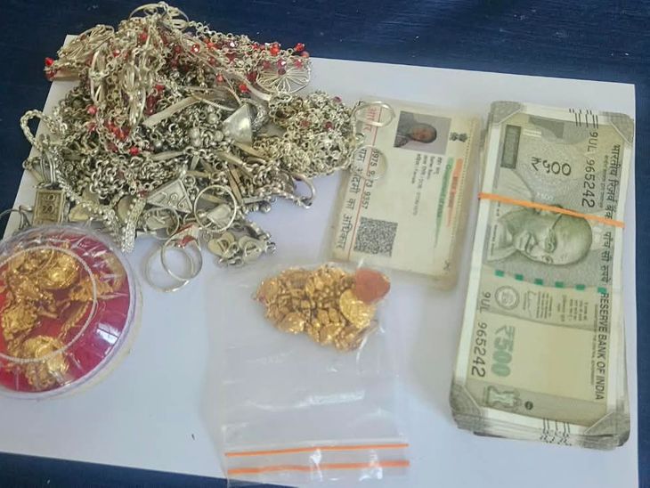 किशनगंज में बंद घर से सोना-चांदी चोरी, 2 गिरफ्तार:25 हजार रुपए भी बरामद, जेवर खरीदने वाला सोनार भी पकड़ाया