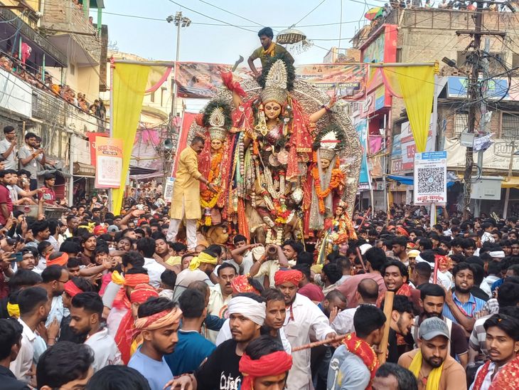 बड़ी दुर्गा प्रतिमा का विसर्जन 9 घंटे देरी से:मुंगेर में श्रद्धालुओं ने नम आंखों से दी विदाई, 2 लाख से ज्यादा लोग सड़कों पर उमड़े