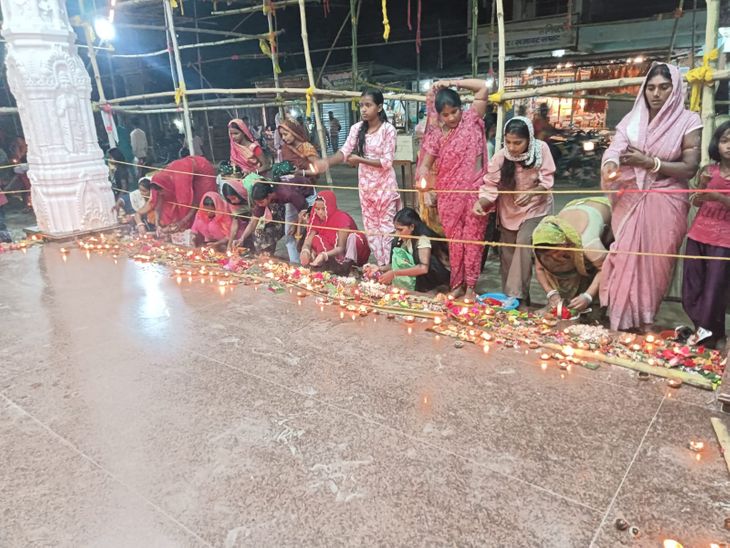 दुर्गा मंदिरों में उमड़ी श्रद्धालुओं की भीड़:बेगूसराय सदर की मंदिरों की परिसर दीपों से जगमग