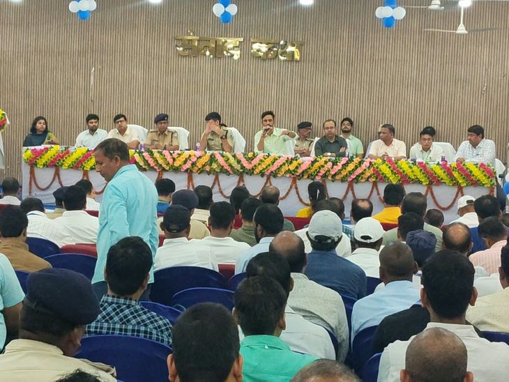 सारण शिक्षक निर्वाचन: सीवान में निष्पक्ष वोटिंग के निर्देश:मतदानकर्मियों को समय पर पहुंचने और मतपेटियों की सुरक्षा का दिया जिम्मा