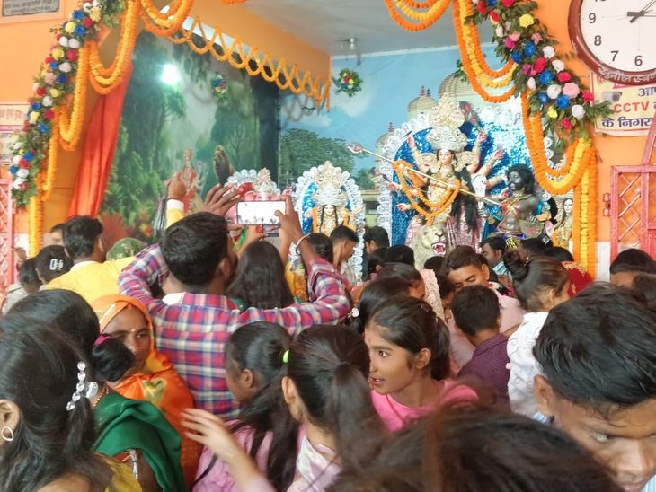 महाअष्टमी पर सिद्धिदात्री मंदिर में उमड़ी भक्तों की भीड़:झारखंड से भी पहुंचे श्रद्धालु, डलिया चढ़ाकर महिलाओं ने लिया आशीर्वाद