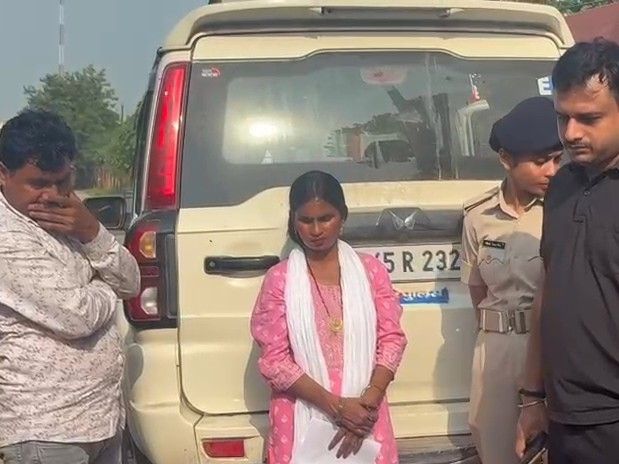 14 KG गांजा के साथ महिला समेत 2 तस्कर गिरफ्तार:कुदरा रेलवे स्टेशन के पास पुलिस ने गुप्त सूचना पर की कार्रवाई