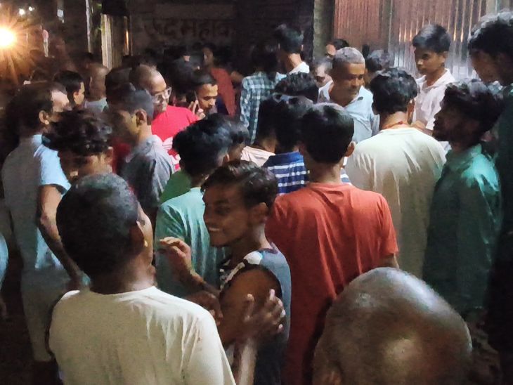 लोकनगर में चोरी की कोशिश, संदिग्ध बालकनी से गिरा:मैरिज हॉल में तार चोरी का आरोप, लोगों ने पकड़कर पुलिस को सौंपा