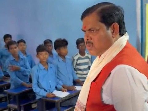 गोपालगंज-शिक्षा मंत्री ने पुराने स्कूल का किया औचक निरीक्षण:बचपन की यादें हुईं ताजा; डिजिटल क्लासरूम और नई बेंच-डेस्क के लिए प्रस्ताव बनाने का निर्देश