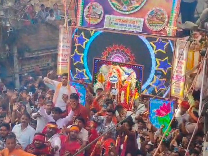 लखीसराय में बड़ी-छोटी दुर्गा प्रतिमाओं का हुआ पारंपरिक मिलन:हजारों श्रद्धालु उमड़े, जय माता दी के जयकारे; सुरक्षा के कड़े इंतजाम