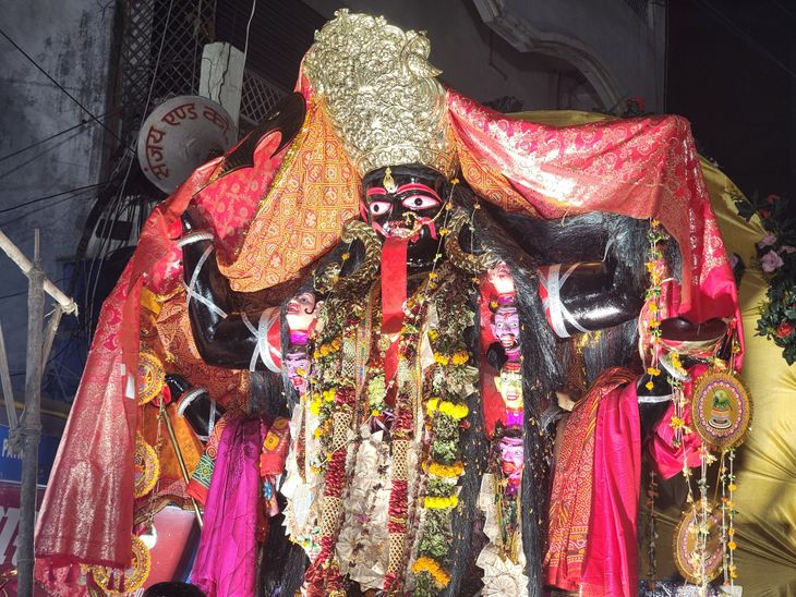 विसर्जन जुलूस के दौरान दारोगा के सिर पर लाठी लगी:सीवान में अखाड़े के युवकों से विवाद , देर रात शांतिपूर्ण संपन्न हुआ विसर्जन