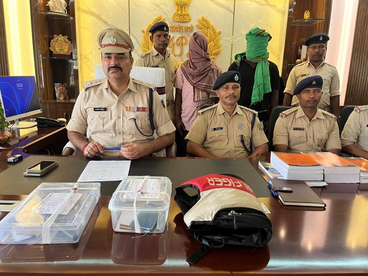राशन दुकान लूट के दो और अपराधी गिरफ्तार:पाकुड़िया में फरार चल रहे दो शातिर बदमाशों को पुलिस ने दबोचा, हथियार भी मिले