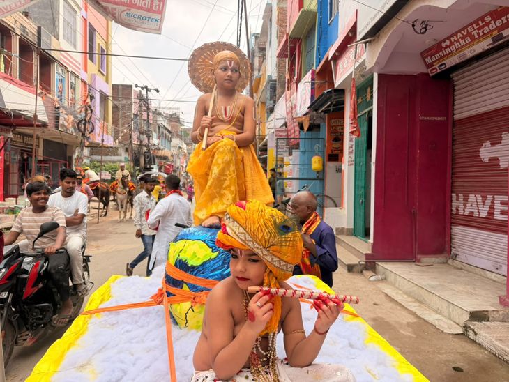 बक्सर में शरदीय नवरात्र पर निकली भव्य कलश यात्रा:श्रीकृष्ण-बजरंगबली की झांकियों ने मोहा मन, लाल ध्वज लेकर माता की भक्ति में झूमे श्रद्धालु