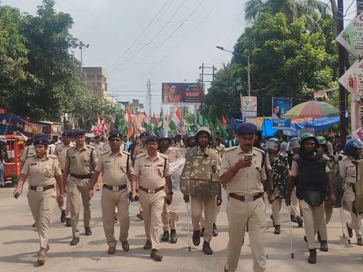 इंडिया गठबंधन ने मोदी-शाह और CEC का पुतला फूंका:बेतिया में वोट चोरी और मतदाता सूची में गड़बड़ी के आरोपों पर किया प्रदर्शन