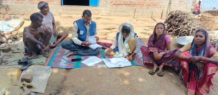 घर-घर पहुंचकर ग्रामीणों को कानूनी अधिकारों और नालसा की योजनाओं की जानकारी दी