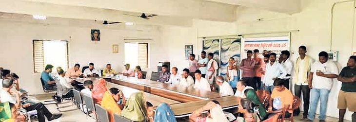 स्वास्थ्य सहिया चुनाव के लिए हुई ग्रामसभा में हंगामा, पर्यवेक्षक से हाथापाई; रजिस्टर फाड़े