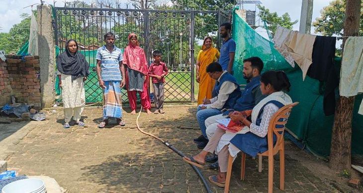 घर-घर पहुंचकर ग्रामीणों को दी कानूनी अधिकारों और योजनाओं की जानकारी