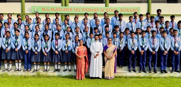 एमजीएम स्कूल में मेधावी विद्यार्थियों को स्कालर बैज देकर किया सम्मानित