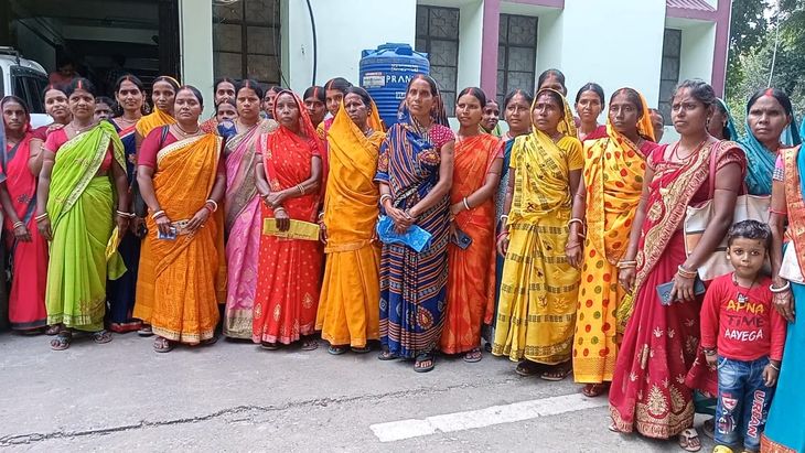 बारपोखर पंचायत में आवास और मनरेगा में गड़बड़ी की शिकायत लेकर पहुंची महिलाएं