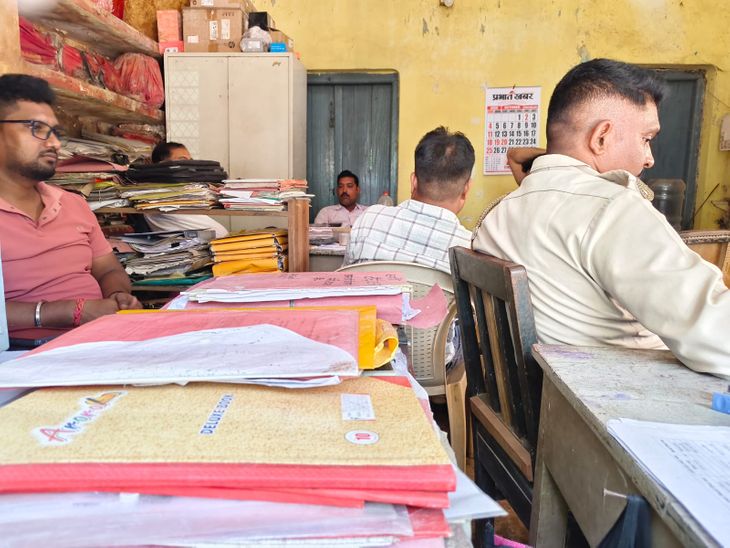 दुर्गा पूजा में बच्चों के कपड़ों के लिए तरसे परिवार:स्कूल फीस भरने के लिए मोबाइल बेच देने को मजबूर हुई महिला