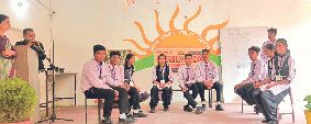 स्कूल में जीके क्विज व डांडिया प्रतियोगिता