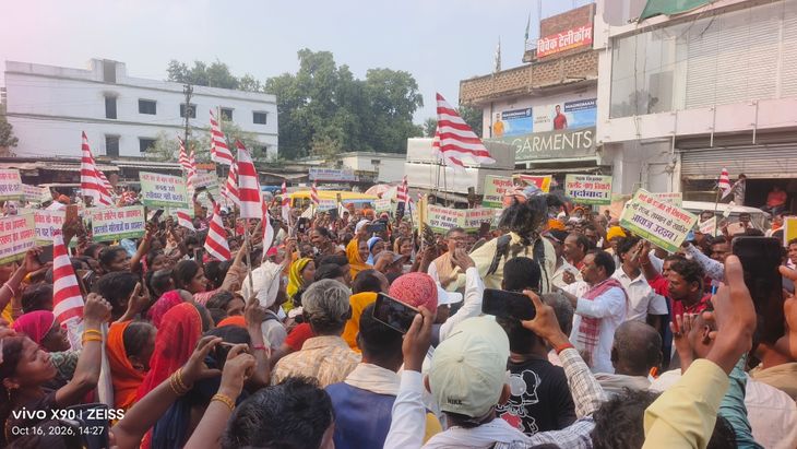 गढ़वा में भाजपा विधायक के खिलाफ आदिवासी समाज का जोरदार प्रदर्शन