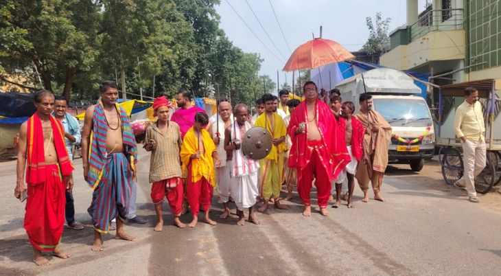 राजघराने की रस्म का निर्वहन, मां के चरणों में शस्त्र समर्पित