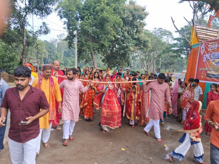 सप्तमी पर नव पत्रिका पूजन के साथ मां दुर्गा की प्रतिमा की प्राण प्रतिष्ठा कराई