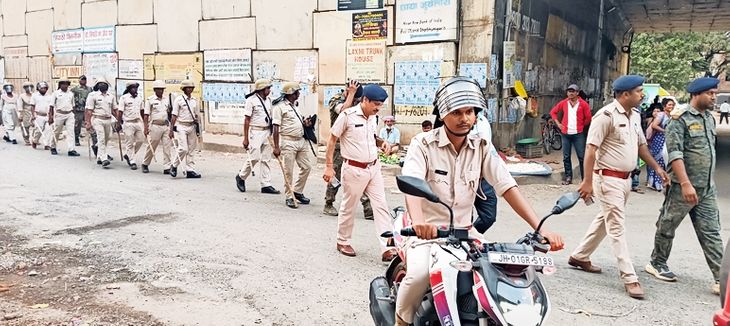 दुर्गा पूजा पर धालभूमगढ़ में फ्लैग मार्च, मार्गों पर भ्रमण कर दिया सख्ती का संदेश