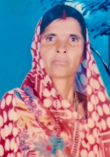 पिकअप से मिक्सर मशीन की ट्रॉली गिरने से महिला की मौत, रोड जाम