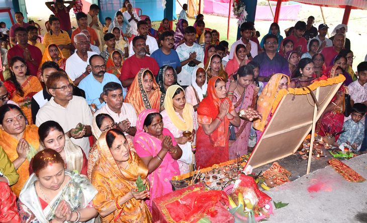 चक्की मोड़ पूजा पंडाल में श्रद्धालुओं ने दी पुष्पांजलि