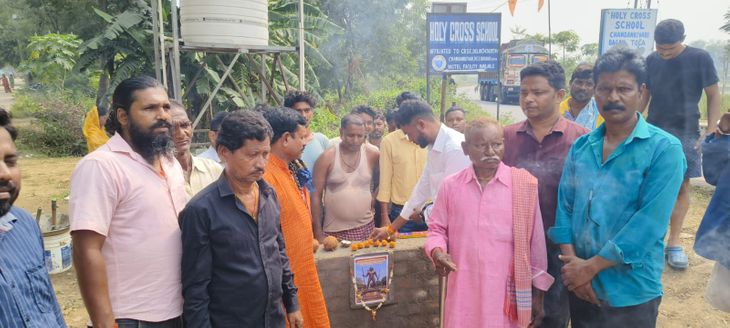 प्रतिमा स्थापना के लिए किया गया भूमि पूजन