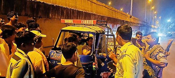 धालभूमगढ़ : बाइक सवार को टक्कर मारने के बाद भागने के क्रम में धालभूमगढ़ में पकड़ाया स्क्रैप लदा टेंपो