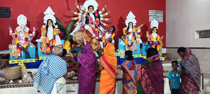 धालभूमगढ़ प्रखंड में हर्षोल्लास के साथ हो रही दुर्गा पूजा, उमड़ी श्रद्धालुओं की भीड़