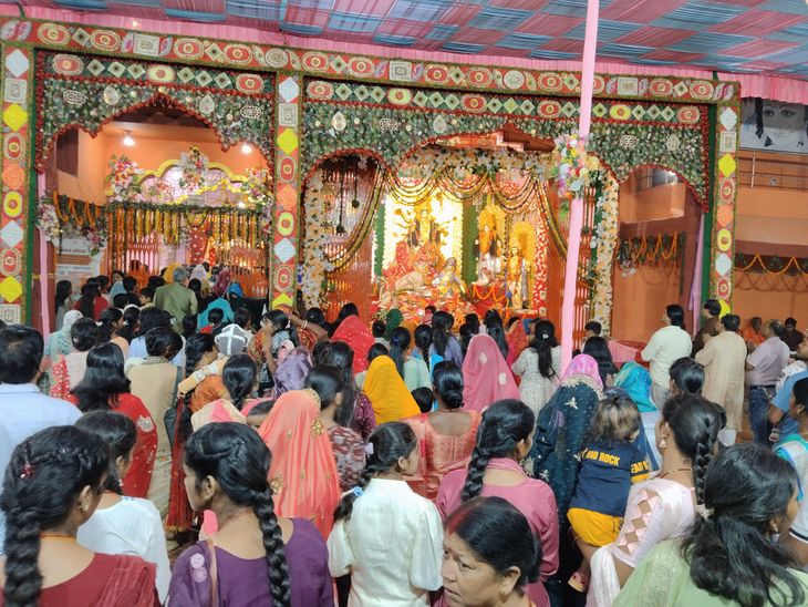 आशीष दे मां हुई विदा, भक्तों की भीड़ से गुलजार रहा गुमला, रंग-बिरंगी लाइटों ने मोहा मन