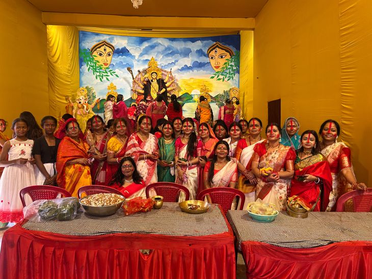 मईयां हो कैसे हम करबे विदाई....गीत के साथ मां दुर्गा को दी नम आंखों से विदाई